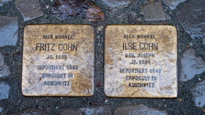 Stolpersteine mit den Namen Fritz Cohn und Ilse Cohn, verlegt in Stralsund. (Foto: Stefan Sauer/dpa)