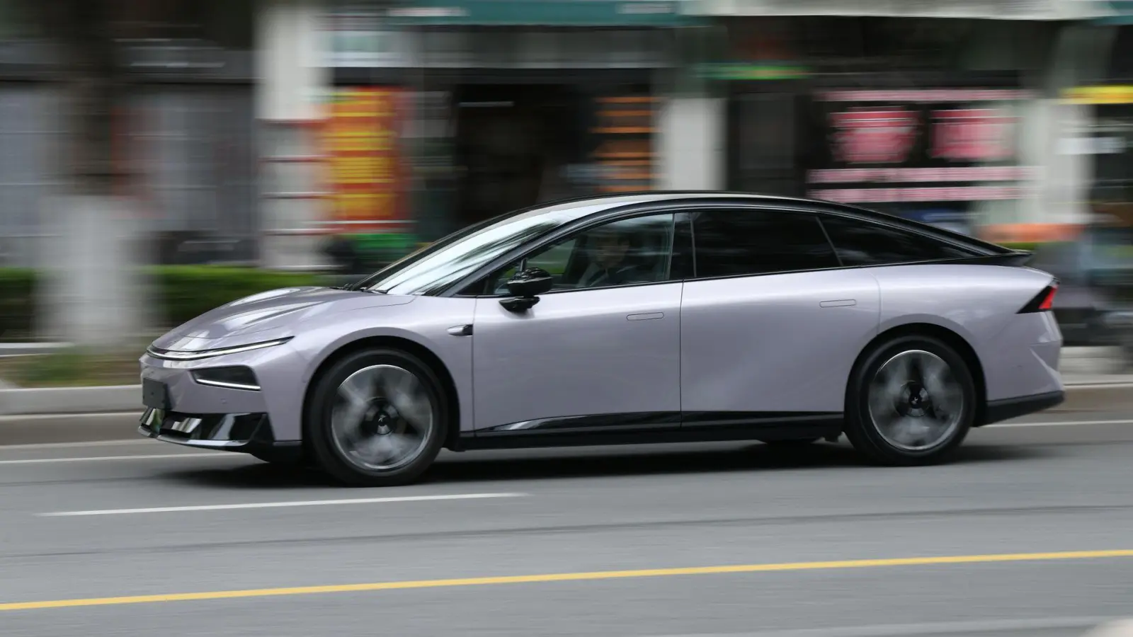 Preis-Leistungs-Knaller: Der Xpeng P7+ unterbietet vergleichbare europäische Konkurrenten und bietet gleichzeitig High-End-Technologie und Komfort. (Foto: Fabian Hoberg/dpa-tmn)