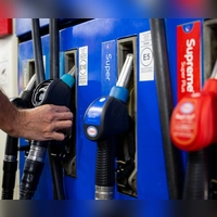Tanken ist teuer - inflationsbereinigt war es in der Vergangenheit aber schon teurer. (Archivbild) (Foto: Lennart Preiss/dpa)