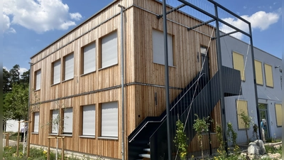 Ein zweigeschossiger Anbau in Holzrahmenbauweise mit rund 200 m² zusätzlicher Geschossfläche wurde an den bestehenden Verwaltungstrakt angegliedert. (Foto: Ulrich Wagner-Dorn)