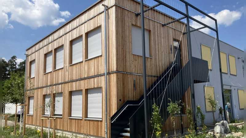 Ein zweigeschossiger Anbau in Holzrahmenbauweise mit rund 200 m² zusätzlicher Geschossfläche wurde an den bestehenden Verwaltungstrakt angegliedert. (Foto: Ulrich Wagner-Dorn)