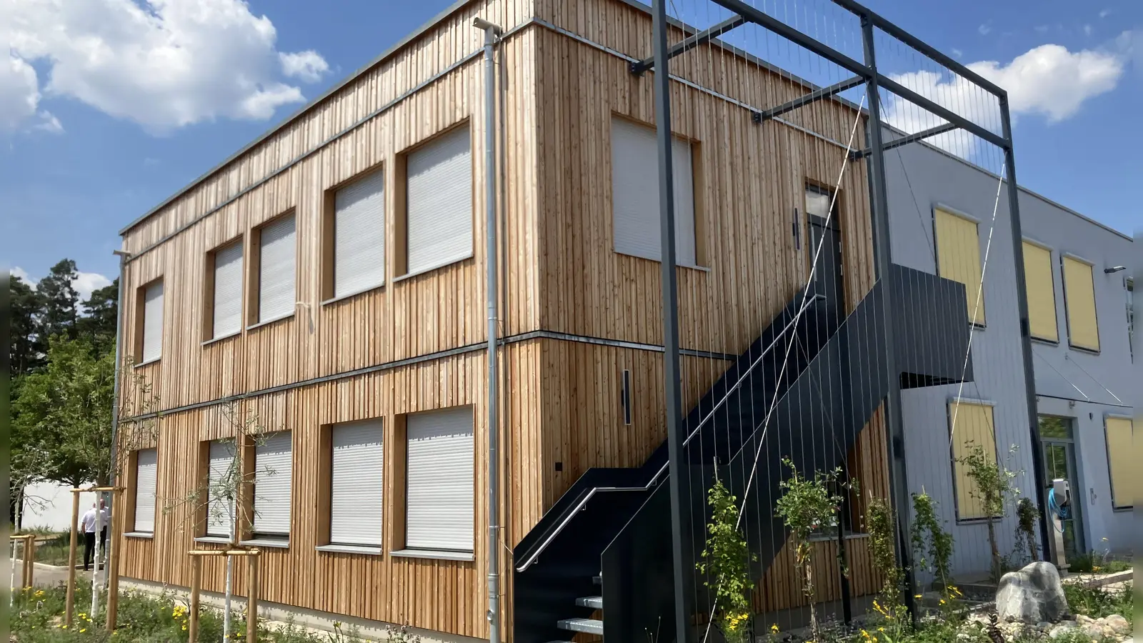 Ein zweigeschossiger Anbau in Holzrahmenbauweise mit rund 200 m² zusätzlicher Geschossfläche wurde an den bestehenden Verwaltungstrakt angegliedert. (Foto: Ulrich Wagner-Dorn)