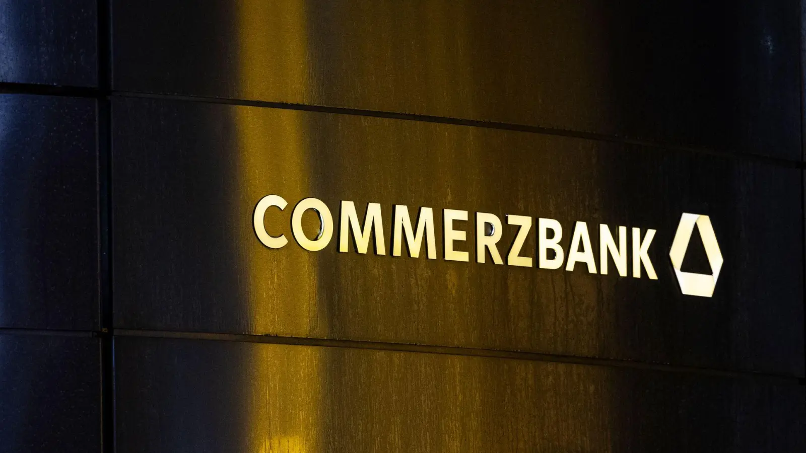 Die Commerzbank will ihren Gewinn noch stärker steigern, doch viele Analysten hatten mehr erwartet. (Foto: Hannes P. Albert/dpa)