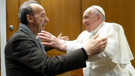 Papst Franziskus (r) empfängt den italienischen Filmemacher und Komiker Roberto Benigni. (Foto: Divisione Produzione Fotografica/Vatican Media/dpa)