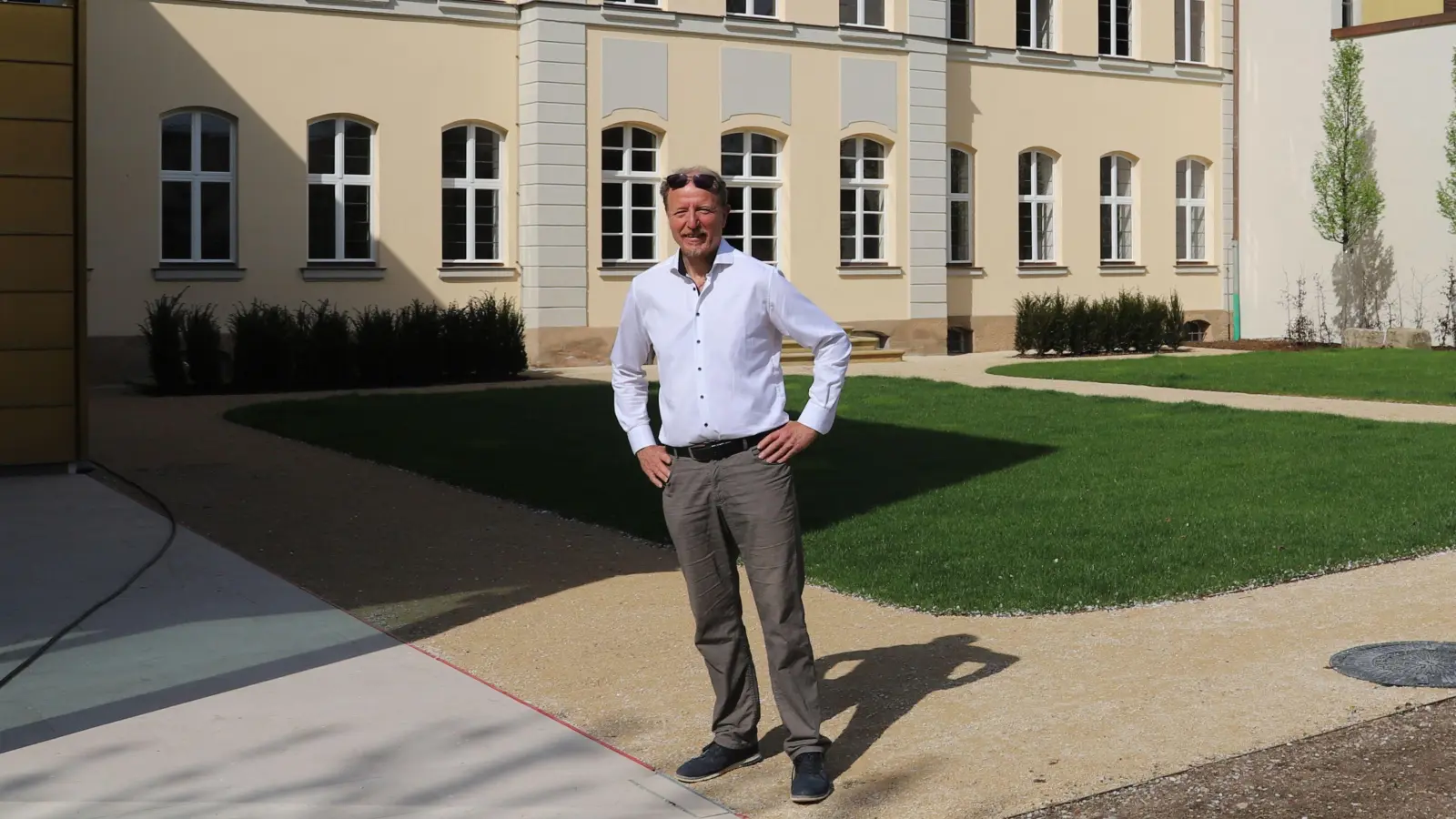 Freude bei Museumsleiter Dr. Christian Schoen: Der Garten hinter dem Palais ist angelegt. (Foto: Oliver Herbst)