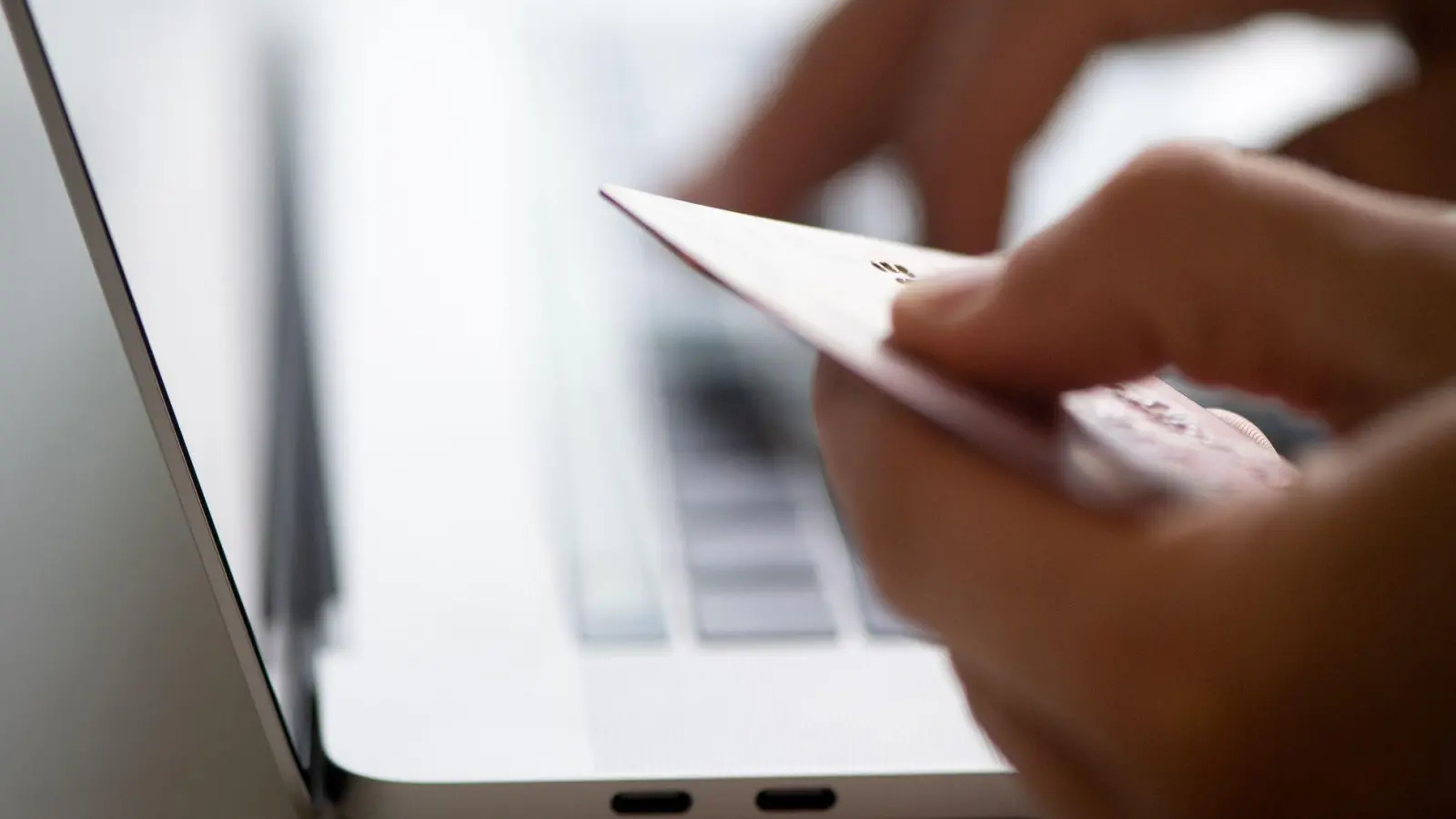 Ob für den Tierschutz oder Notleidende in Kriegsgebieten: In der Weihnachtszeit rufen besonders viele Organisationen zu Spenden auf. (Foto: Franziska Gabbert/dpa-tmn)