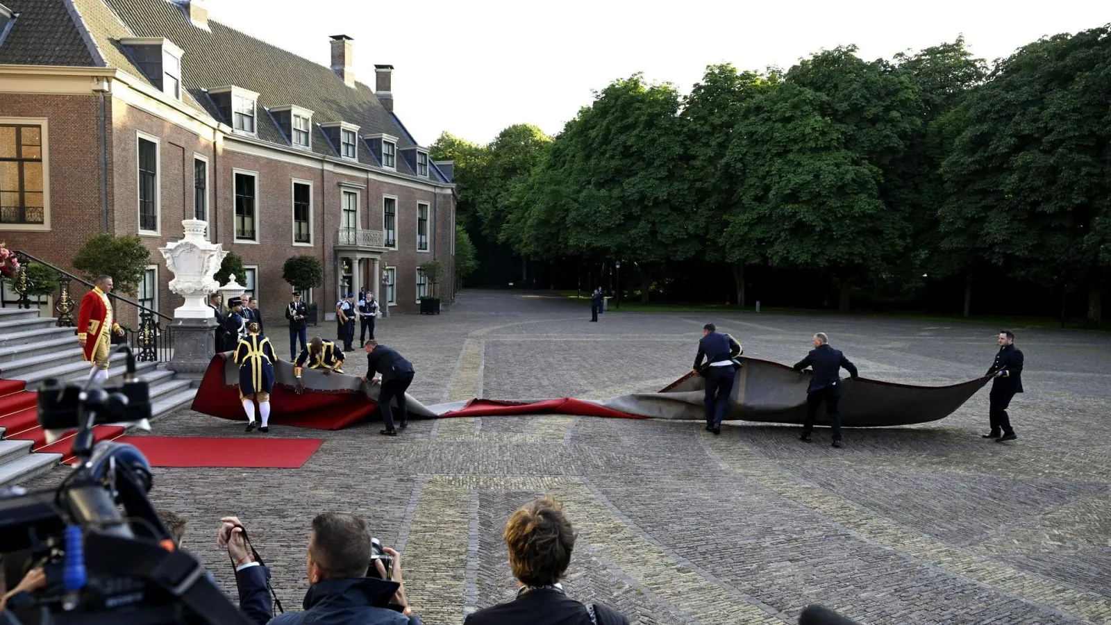 Völlig verdreht: Der rote Teppich wurde vom Winde verweht. (Foto: Emmi Korhonen/Lehtikuva/dpa)