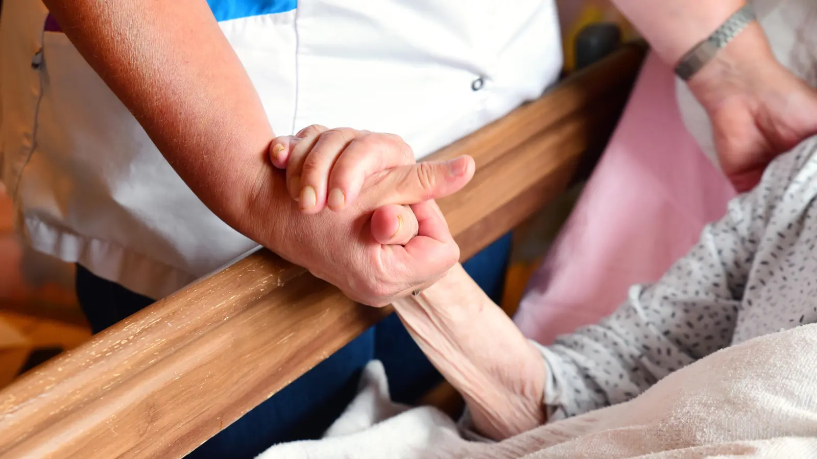 Viele pflegebedürftige Menschen werden zu Hause von einem engen Familienmitglied betreut. Wer zusätzlich einen ambulanten Pflegedienst braucht, muss inzwischen länger suchen. (Foto: Jim Albright)