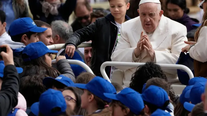 Vor dem Krankenhausaufenthalt: Papst Franziskus spricht mit Kindern bei seiner Generalaudienz. (Foto: Alessandra Tarantino/AP/dpa)