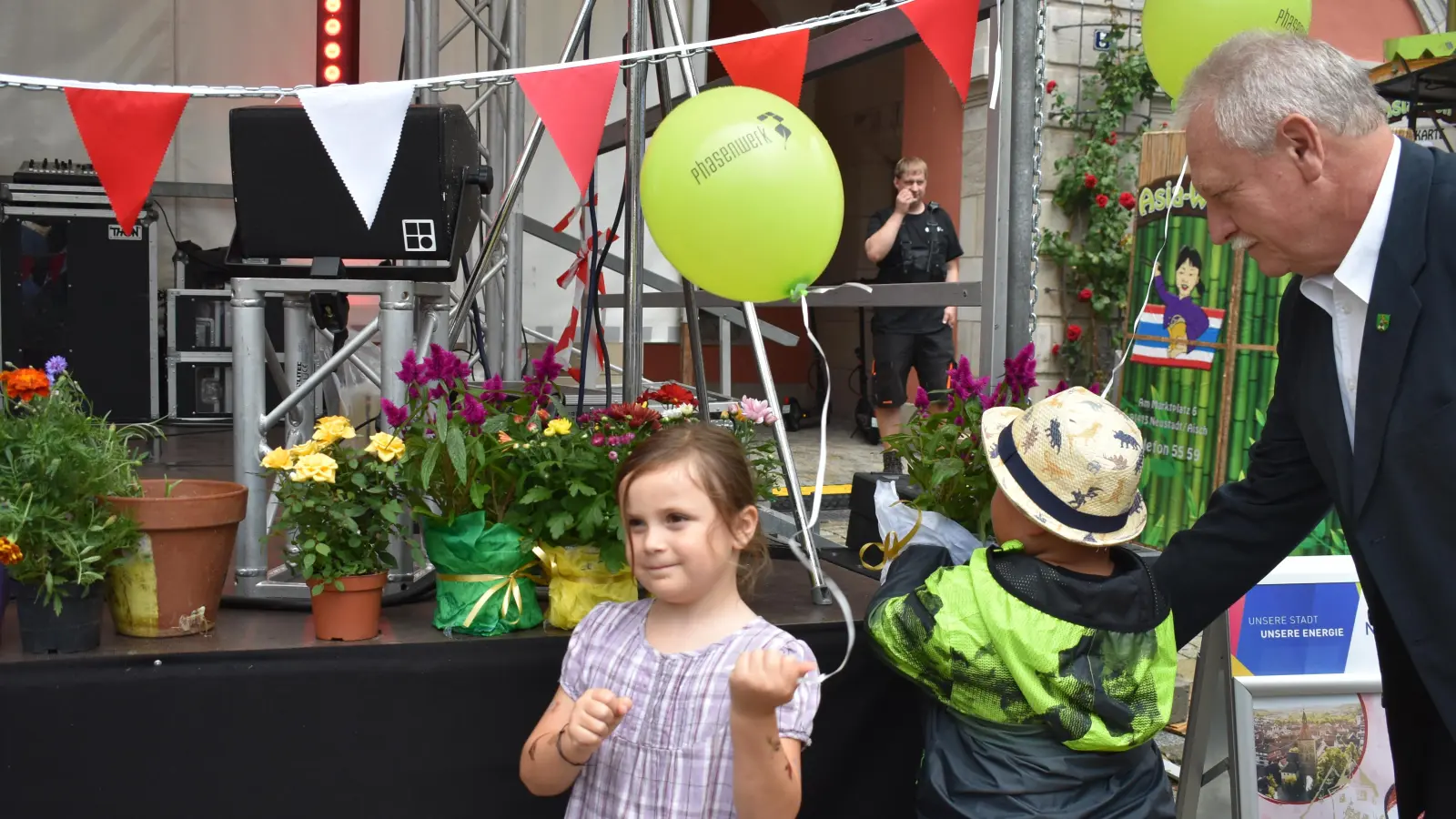 Die beiden fünfjährigen Enkel von Klaus Meier, Annabell und Benjamin, brachten Blumen am Marktplatz vorbei. Der Bürgermeister ist begeistert, wie gut alles beim Heimatfest lief. (Foto: Ute Niephaus )