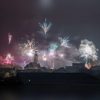 Gerade im Bereich um Kirchen und historische Gebäude, wie hier in Scheinfeld, gelten Einschränkungen beim Feuerwerk an Silvester. (Archivbild: Mirko Fryska)