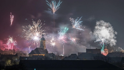Gerade im Bereich um Kirchen und historische Gebäude, wie hier in Scheinfeld, gelten Einschränkungen beim Feuerwerk an Silvester. (Archivbild: Mirko Fryska)