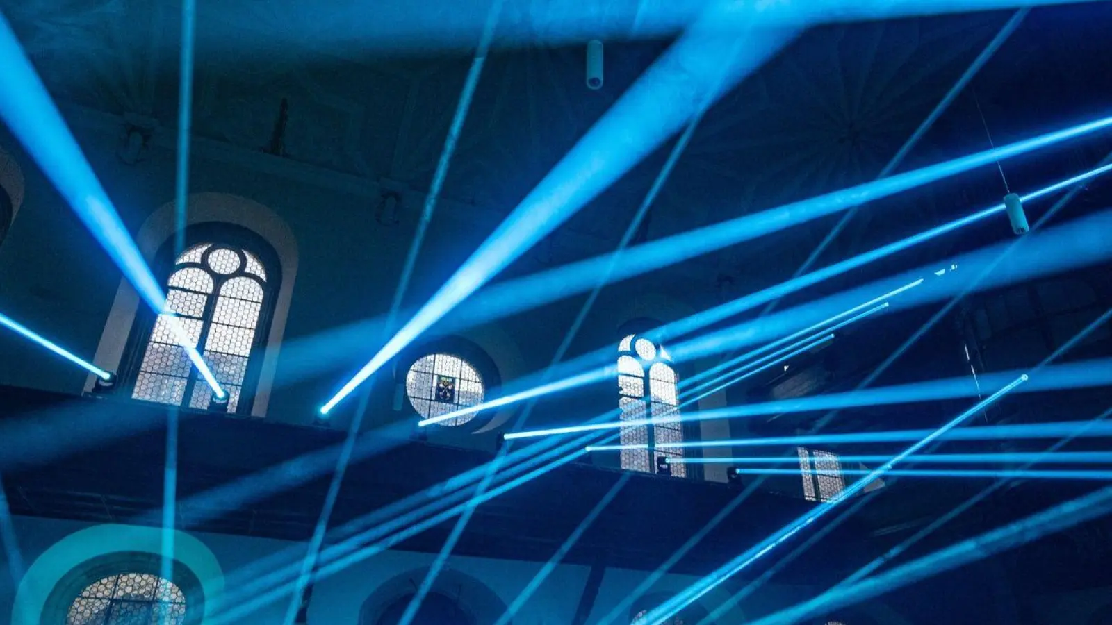 Das Lichtkunstwerk „Transfiguration”“ von Onionlab und Xavi Bove Studio in der Dreieinigkeitskirche in der Altstadt im Rahmen des Lichtkunstfestivals „Re.Light”. (Foto: Armin Weigel/dpa)