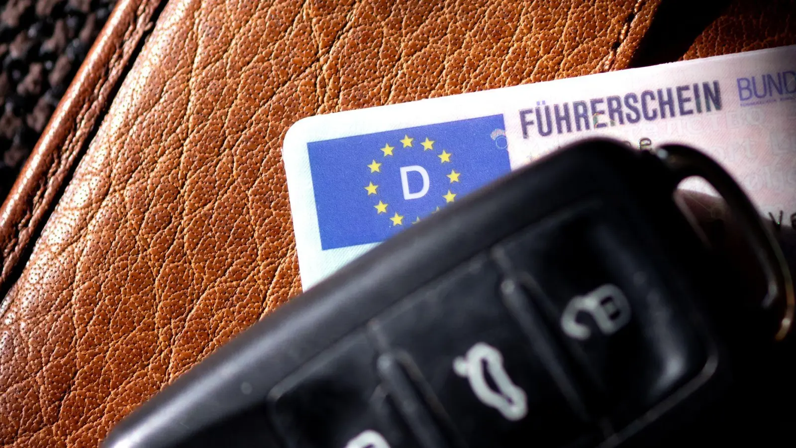 Wer im Ausland lebt und weiterhin in Deutschland Auto fahren möchte, muss seinen Führerschein gegen ein gültiges Dokument umtauschen. (Foto: Sven Hoppe/dpa/dpa-tmn)