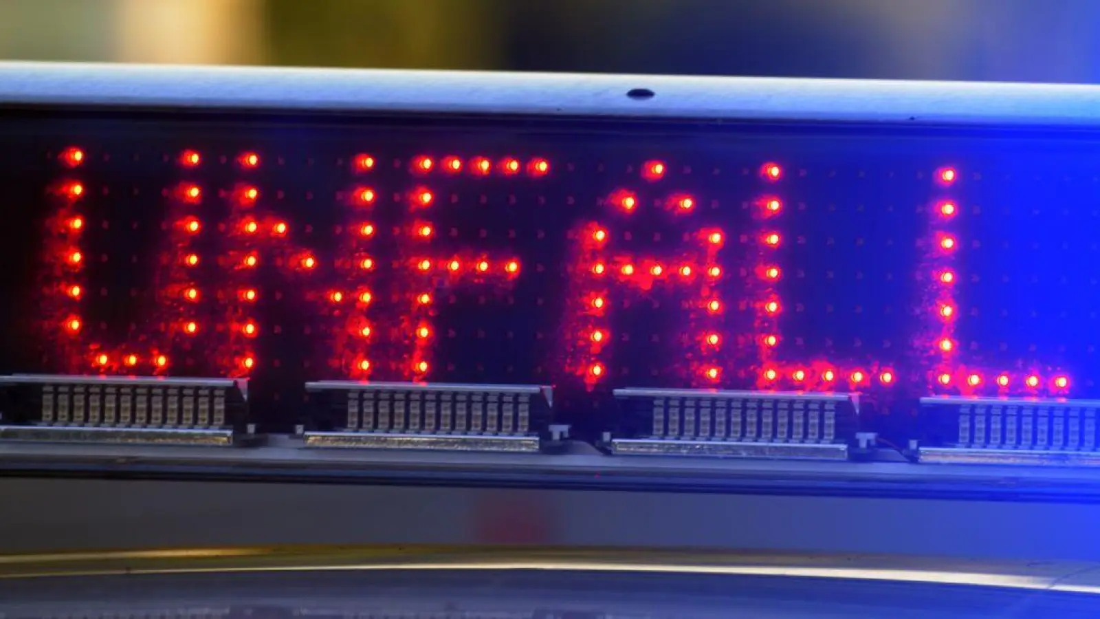 Weil sich eine 19-Jährige nicht richtig festhielt, ist sie von einem Motorrad gefallen. (Symbolbild: Stefan Puchner/dpa)