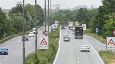 Über den Frankenschnellweg rollen nach Angaben der Stadt täglich rund 60.000 Fahrzeuge.  (Foto: Daniel Löb/dpa)