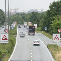 Auf dem Frankenschnellweg staut sich regelmäßig der Verkehr. Die Stadt will das ändern. Gegner halten die Pläne aber für zu kurz gegriffen. (Foto: Daniel Löb/dpa)