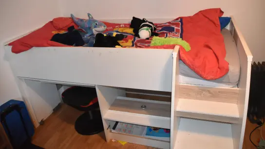 Seitdem seine Mutter überraschend gestorben ist, ist der achtjährige Anton A. so unruhig, dass er immer wieder nachts aus seinem relativ hohen Bett fällt. (Foto: Kurt Güner)