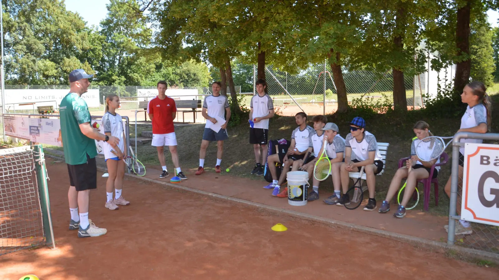Der BTV-Vertreter Jochen Hartmann (links) mit den neuen Mentorinnen und Mentoren sowie Sportlehrer Martin Hüttner von der Realschule Wassertrüdingen (4.von links). (Foto: Peter Tippl)