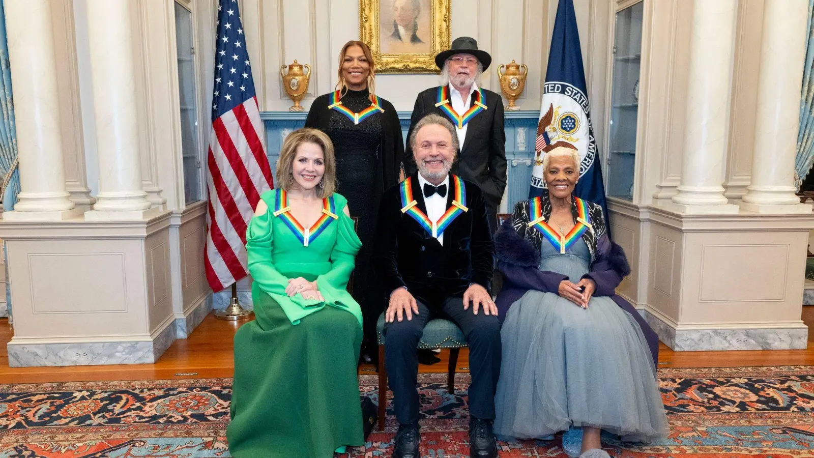 Die Kennedy Center Honorees 2023 Renée Fleming, Queen Latifah, Billy Crystal, Barry Gibb und Dionne Warwick in Washington. (Foto: Kevin Wolf/AP/dpa)