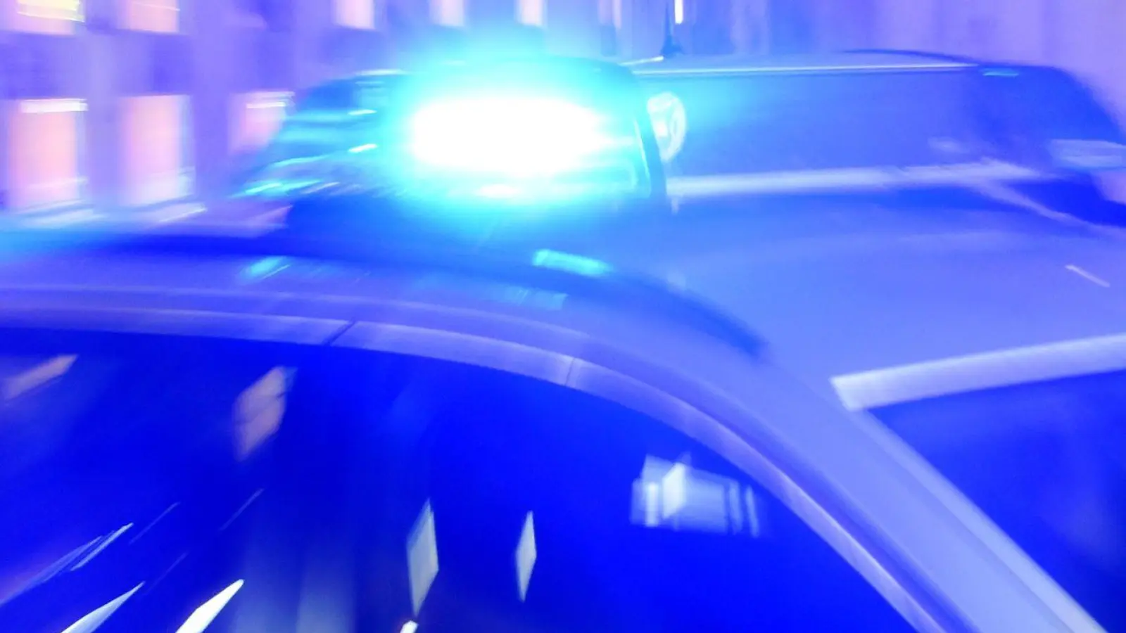 Ein 43-jähriger Autofahrer hat die Kontrolle über sein Fahrzeug verloren.  (Symbolbild: Carsten Rehder/dpa)