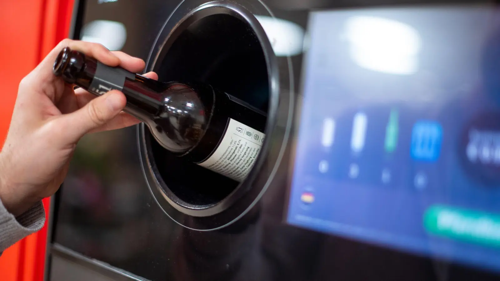 Schluckt der Automat die Flasche? Rund um die Leergut-Rücknahme gibt es immer wieder Ärger. (Foto: Monika Skolimowska/dpa/dpa-tmn)