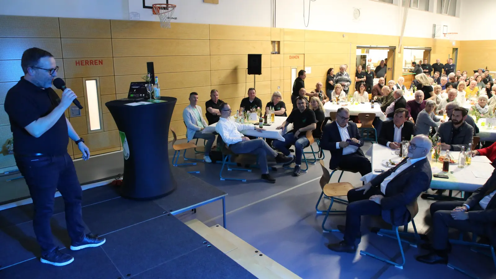 Thomas Appel moderierte den Festabend zum Auftakt der Feierlichkeit zum 100-jährigen Bestehen des FC/DJK Burgoberbach. (Foto: Alexander Biernoth)