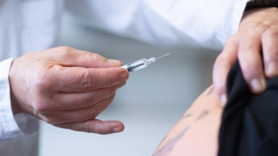 Ob Diabetes, Herzschwäche oder COPD: Menschen mit Vorerkrankungen wird empfohlen, jetzt im Herbst den Corona-Impfschutz aufzufrischen.  (Foto: Sebastian Kahnert/dpa/dpa-tmn)