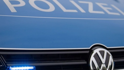 Die Verkehrspolizei traf bei Nürnberg eine Autofahrerin auf dem Standstreifen der Autobahn an - sie schlief. (Symbolbild) (Foto: Lino Mirgeler/dpa)