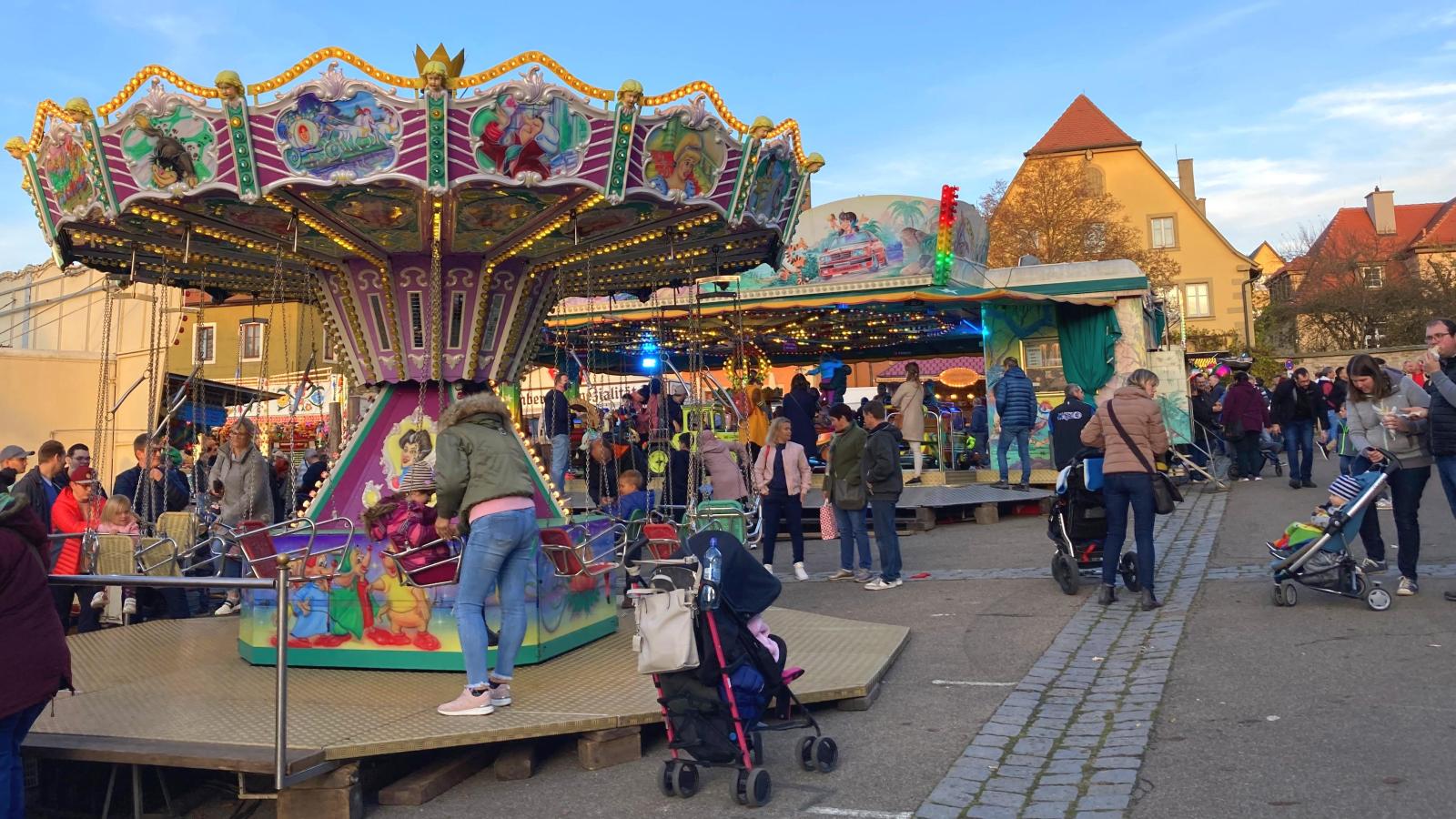 Herbstmesse in Rothenburg steht an: Der Schrannenplatz leuchtet bald ...