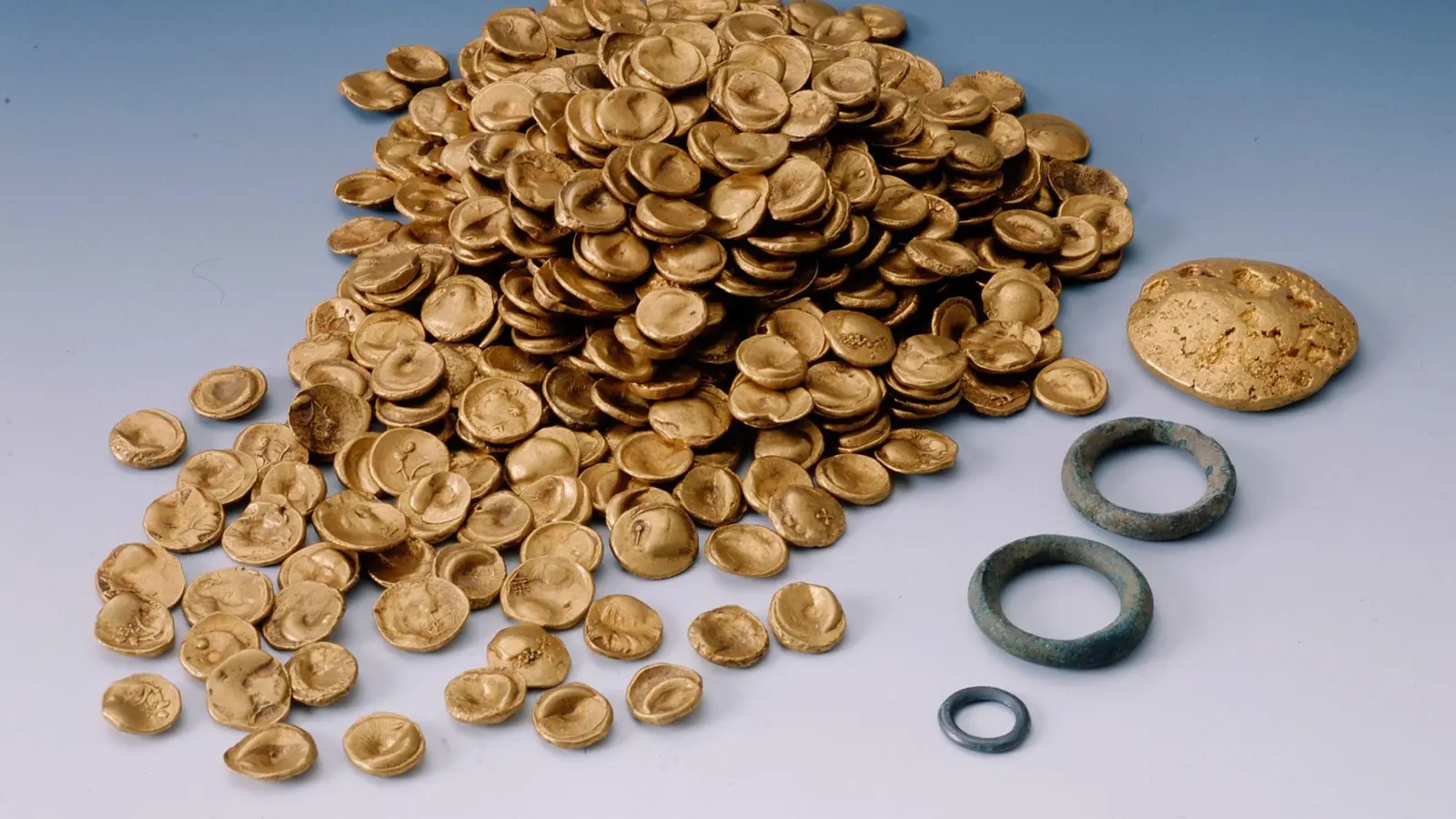 Keltische Goldmünzen. Der größte keltische Goldfund des 20. Jahrhunderts wurde 1999 bei Manching gefunden. Nun wurde der Goldschatz von Einbrechern gestohlen. (Foto: ---/Archäologische Staatssammlung /dpa)