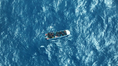 Dieses von der humanitären Organisation Sea-Watch zur Verfügung gestellte Bild zeigt Menschen in Seenot auf dem Mittelmeer. (Foto: Christian Gohdes/Seawatch.org/AP/dpa)