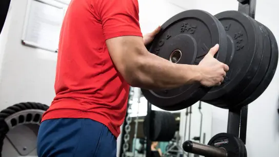 An Gewichtheben ist längst nicht mehr zu denken? Wer aus gesundheitlichen Gründen nicht mehr trainieren kann, darf vorzeitig kündigen. (Foto: Christin Klose/dpa-tmn)