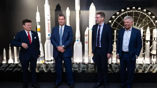 Generaldirektor Wolfgang Heckl (l-r), Ministerpräsident Markus Söder und Wissenschaftsminister Markus Blume stehen zur Eröffnung in der Weltraumausstellung. (Foto: Sven Hoppe/dpa)