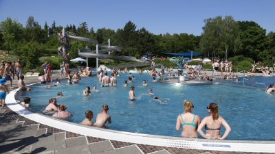 Gut frequentiert und beliebt bei der Bevölkerung: Für den Eintritt ins Herrieder Parkbad müssen Gäste im kommenden Jahr allerdings ein wenig mehr ausgeben. (Archivbild: Günther Holzinger)