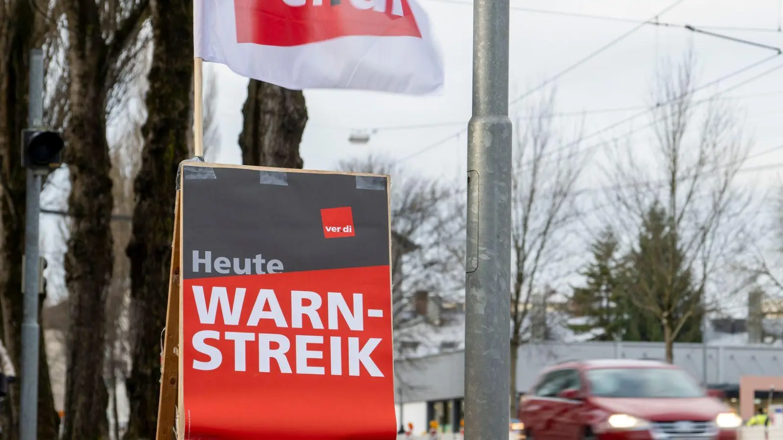 Am Freitag und Samstag will Verdi den Nahverkehr in mehr als einem Dutzend bayerischen Städten bestreiken. (Archivbild) (Foto: Stefan Puchner/dpa)