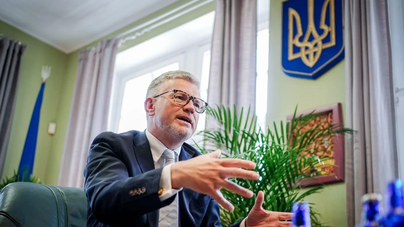 Der scheidende ukrainische Botschafter Andrij Melnyk in seinem Büro in Berlin. (Foto: Kay Nietfeld/dpa)