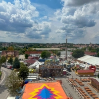Blick von oben: Auf dem Dinkelsbühler Schießwasen wird noch gearbeitet. Mit dem offiziellen Bieranstich wird das sechstägige Volksfest am Freitag eröffnet. (Foto: Martina Haas)