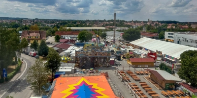 Blick von oben: Auf dem Dinkelsbühler Schießwasen wird noch gearbeitet. Mit dem offiziellen Bieranstich wird das sechstägige Volksfest am Freitag eröffnet. (Foto: Martina Haas)