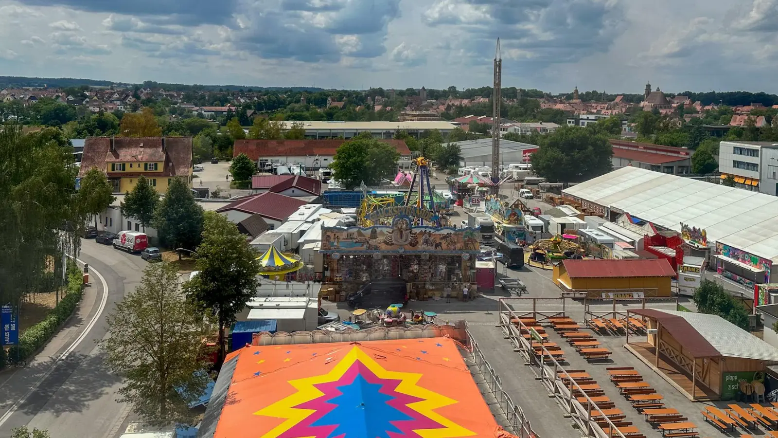 Blick von oben: Auf dem Dinkelsbühler Schießwasen wird noch gearbeitet. Mit dem offiziellen Bieranstich wird das sechstägige Volksfest am Freitag eröffnet. (Foto: Martina Haas)