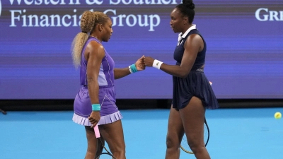 Serena Williams (l) und Venus Williams werden auch bei den US Open im Doppel antreten. (Archivbild) (Foto: Kareem Elgazzar/AP/dpa)