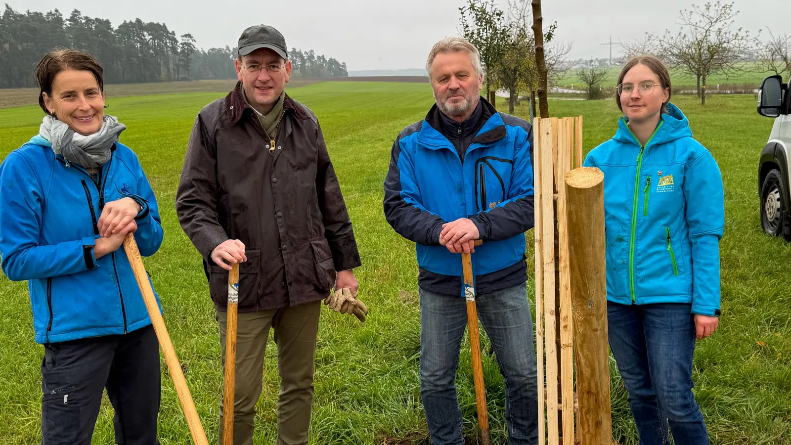 Pflanzten gemeinsam in Petersaurach eine „Feuchtwanger Winterbirne“ (von links): Eva Schmid vom Landschaftspflegeverband, Landrat Jürgen Ludwig, Bürgermeister Herbert Albrecht und Maria Enzner. (Foto: Landratsamt Ansbach/Fabian Hähnlein)