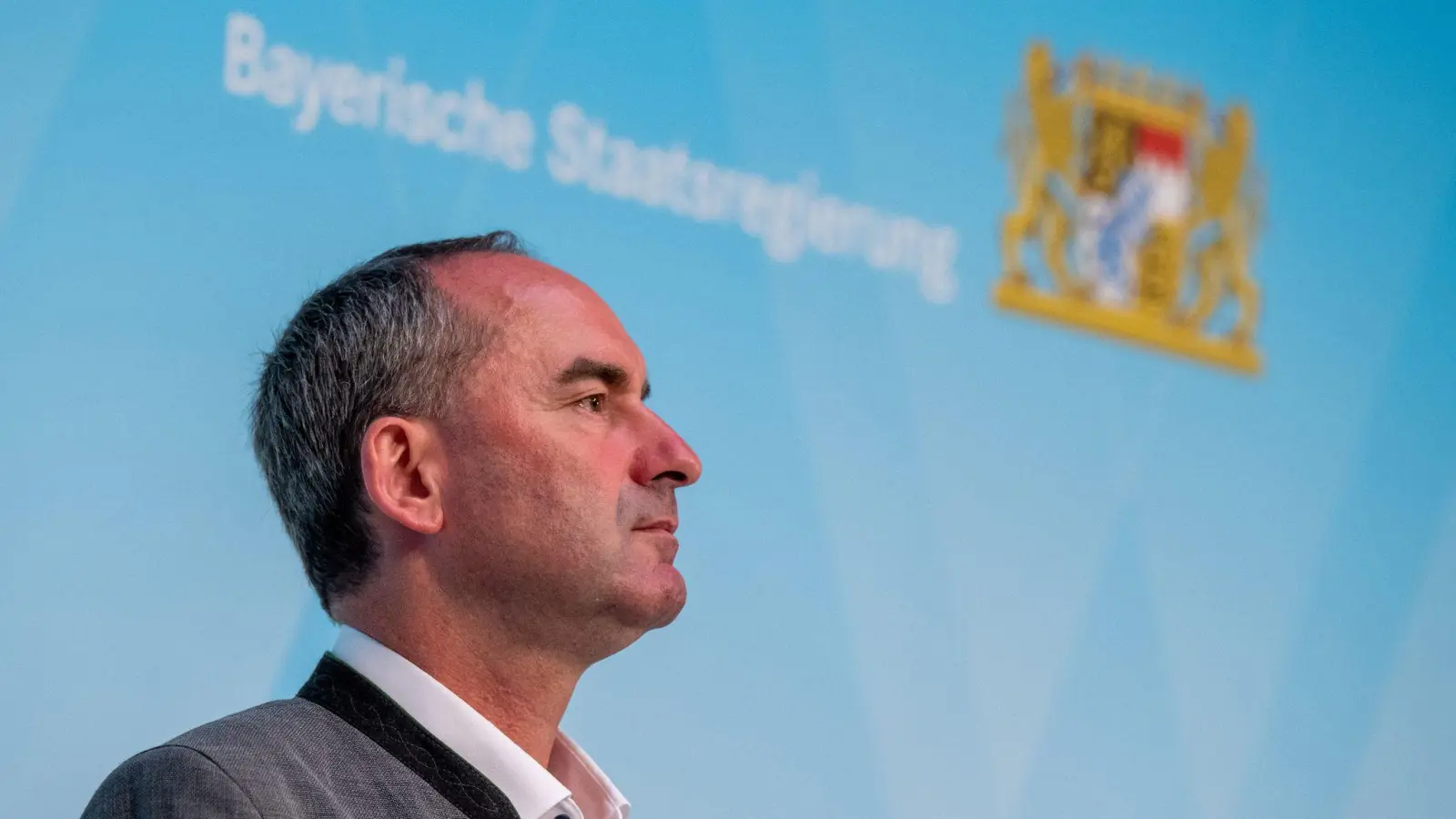 Bayerns Wirtschaftsminister Hubert Aiwanger (Freie Wähler) nimmt an einer Pressekonferenz teil. (Foto: Peter Kneffel/dpa/Archivbild)