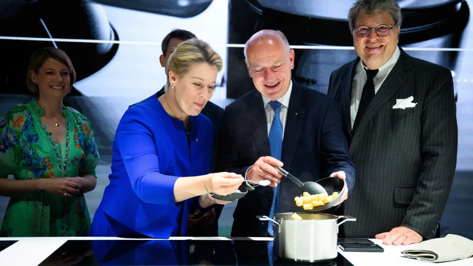 Lassen nichts anbrennen: Berlins Wirtschaftssenatorin Franziska Giffey der Regierende Bürgermeister Kai Wegner.  (Foto: Bernd von Jutrczenka/dpa)