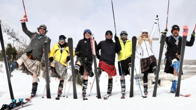 Kilt-Skitag in den Nockbergen: Statt im dicken Skianzug geht&#39;s für Wintersportler im Rock über die Pisten. (zu dpa: „Österreich sucht den Schneeballschlacht-Meister“) (Foto: Rene Krammer/TMG/Rene Krammer/TMG/dpa)