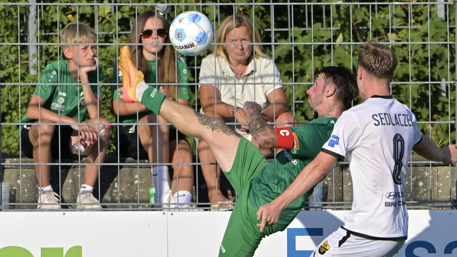 Michael Belzner, hier im Hinspiel mit dem Vilzinger Simon Sedlaczek, kehrt nach abgelaufener Sperre in den Ansbacher Kader zurück. (Foto: Martin Rügner)