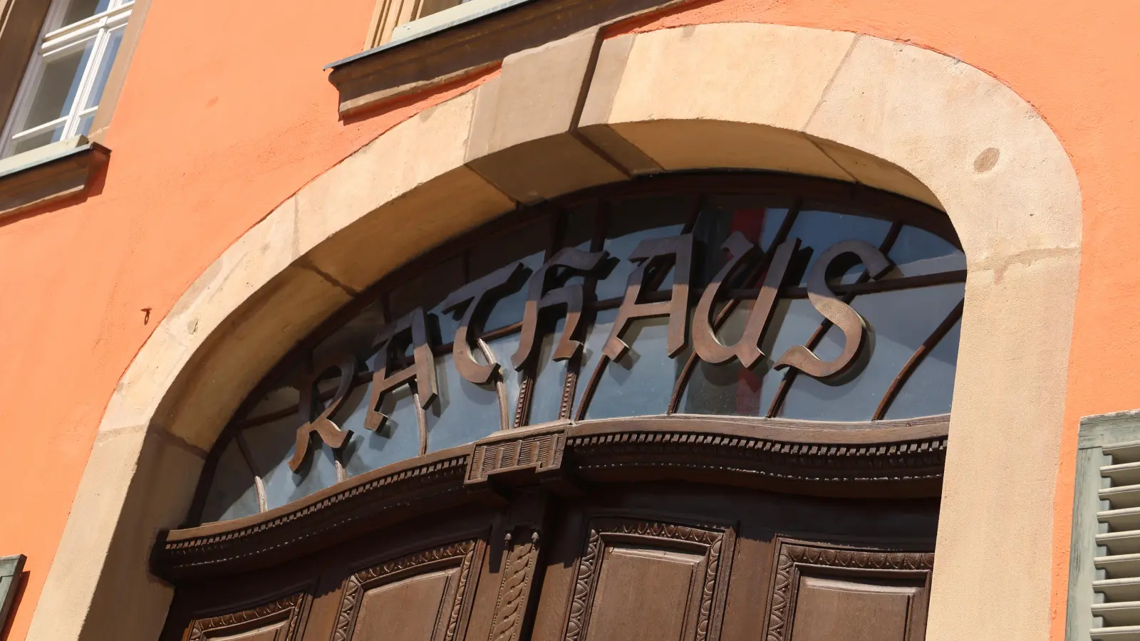 Im Dinkelsbühler Rathaus laufen die Fäden der Stadtpolitik zusammen: Hier arbeitet die Verwaltung, hier tagen die Gremien des Stadtrats und hier hat der Oberbürgermeister seinen Amtssitz. Die Spielregeln sind in der Geschäftsordnung festgelegt. (Foto: Martina Haas)