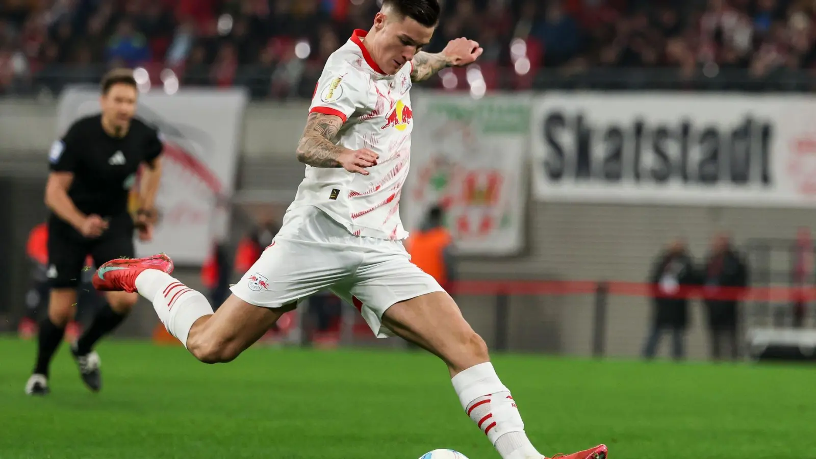 Nach dem geplatzten Wechsel zu Arsenal gibt nun Newcastle ein Angebot für Benjamin Sesko ab. (Foto: Jan Woitas/dpa)