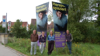 Hereinspaziert: Die Winterspielzeit der Dinkelsbühler Bühne steht bevor. Christian Muggenthaler, Miriam Locher sowie Jasmin Meindl vom Landestheater informierten zusammen mit OB Dr. Christoph Hammer (von links) über das Programm.  (Foto: Markus Weinzierl)