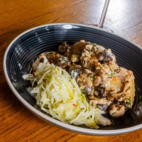 So sieht das fertige Herbstgericht aus: Maultaschen mit Krautsalat und Pilzsoße á Stefan Herbolzheimer. (Foto: Evi Lemberger)